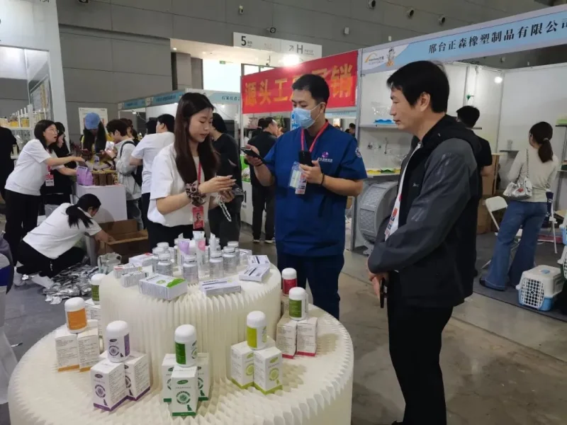Dog and cat nutrition products presented at the Shijiazhuang pet industry event