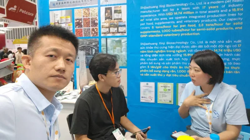 Face-to-face customer discussion at the Xinji Biotechnology booth